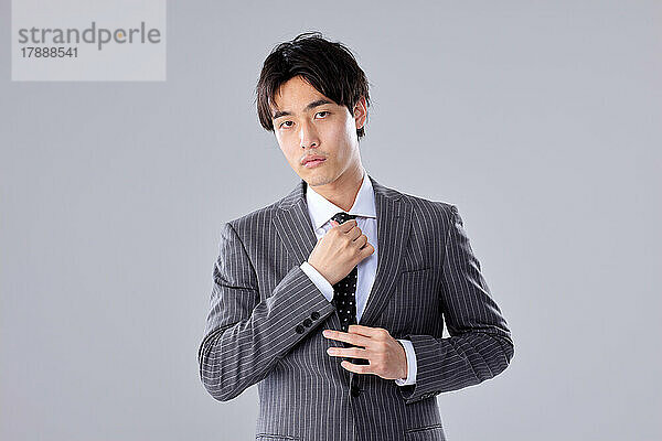 Studioporträt eines japanischen Geschäftsmannes