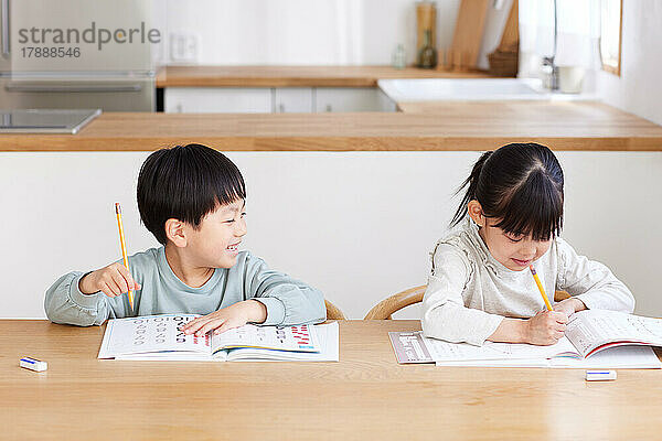 Japanische Kinder lernen