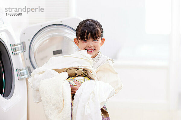 Japanisches Kind wäscht zu Hause