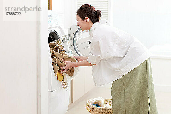 Japanische Frau wäscht zu Hause