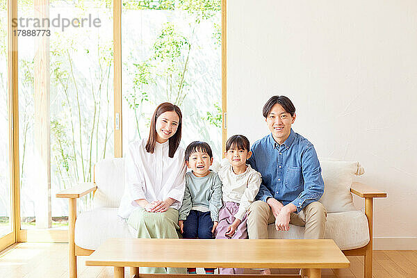 Japanisches Familienporträt zu Hause