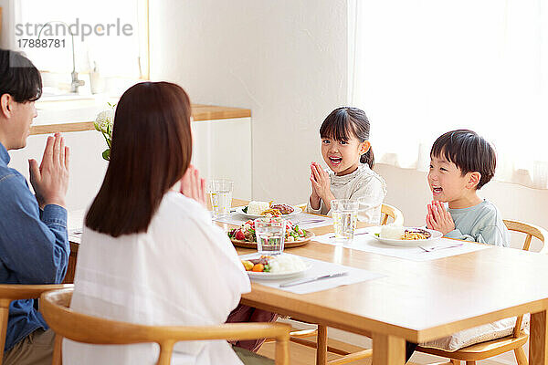 Japanische Familie isst zusammen zu Hause