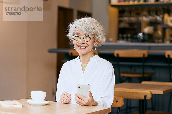 Japanische Seniorin in einem Restaurant