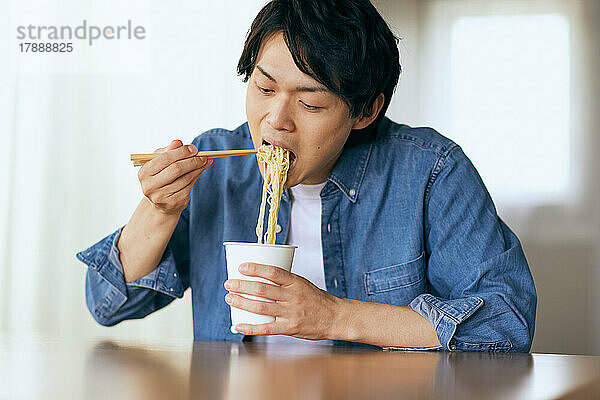 Japaner isst zu Hause