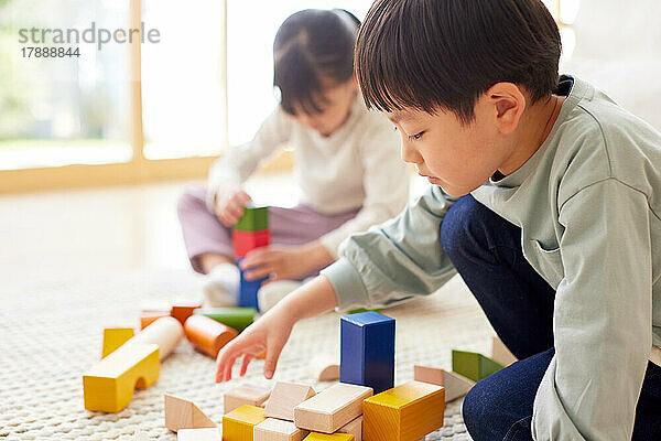 Japanische Kinder spielen zu Hause
