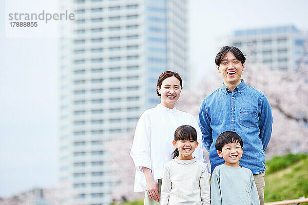 Japanische Familie mit blühenden Kirschblüten