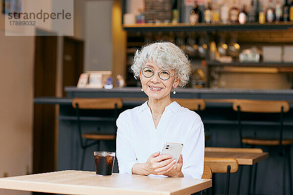 Japanische ältere Frau in einem Restaurant