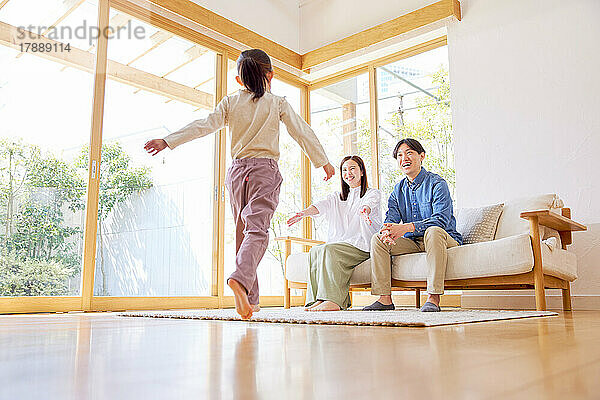 Japanische Familie zu Hause