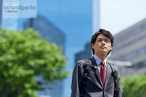 Japanisches Geschäftsmannporträt im Stadtzentrum von Tokio