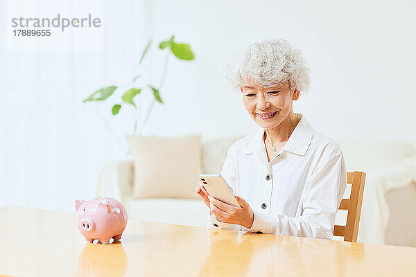 Japanische Seniorin erledigt Buchhaltung zu Hause