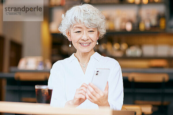 Japanische ältere Frau in einem Restaurant