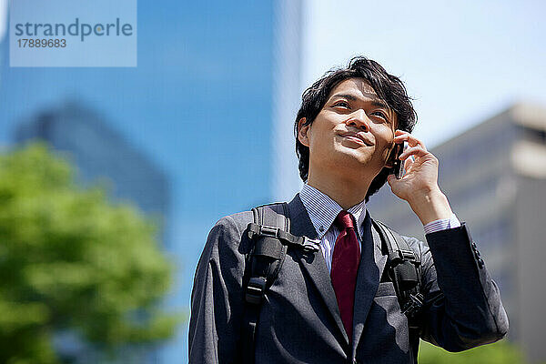 Japanisches Geschäftsmannporträt im Stadtzentrum von Tokio