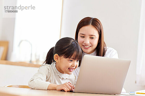 Japanisches Kind und Mutter lernen zu Hause