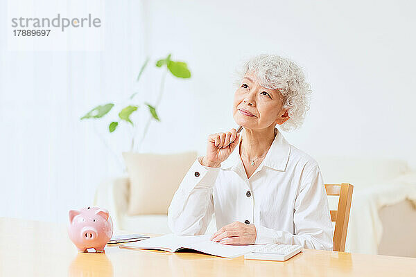 Japanische Seniorin erledigt Buchhaltung zu Hause