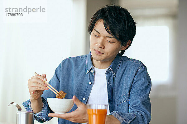Japaner isst zu Hause
