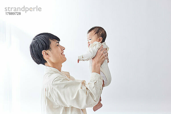 Japanisches Neugeborenes mit Vater