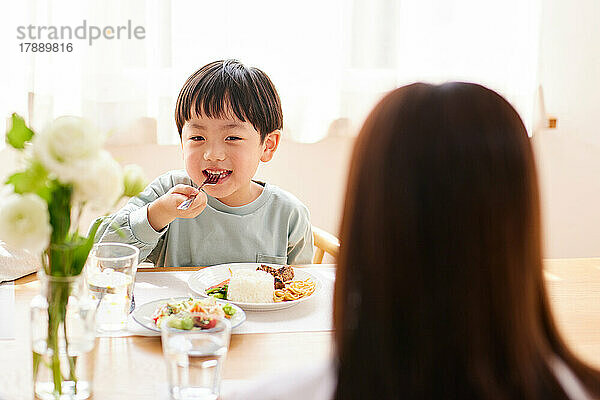 Japanische Familie isst zusammen zu Hause