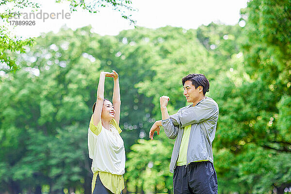 Japanisches Paar trainiert im Stadtpark