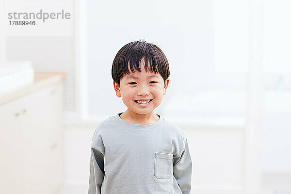 Japanisches Kind lächelt