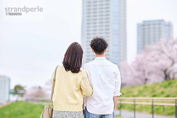 Japanisches Paar trifft sich in Tokio