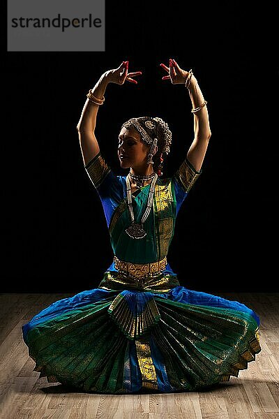 Junge schöne Tänzerin  Vertreterin des klassischen indischen Tanzes Bharatanatyam