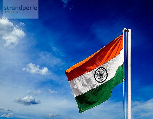 Indien indische Flagge im blauen Himmel  copyspace