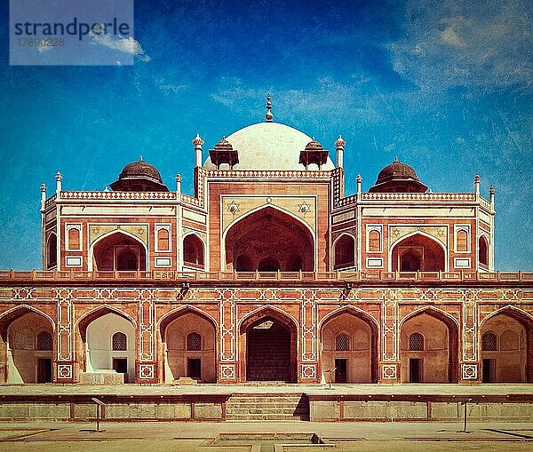 Vintage-Retro-Hipster-Stil Reise Bild von Humayun's Tomb mit überlagerten Grunge-Textur. Delhi  Indien. UNESCO-Weltkulturerbe. Frontalansicht