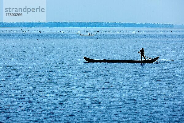 Mann auf Boot. Kerala  Indien  Asien