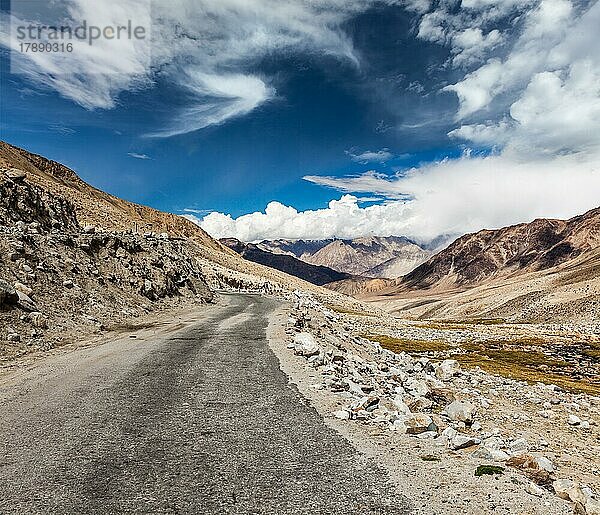 Landschaftlich reizvolle Straße im Himalaya in der Nähe des Khardung-La-Passes. Ladakh  Indien  Asien