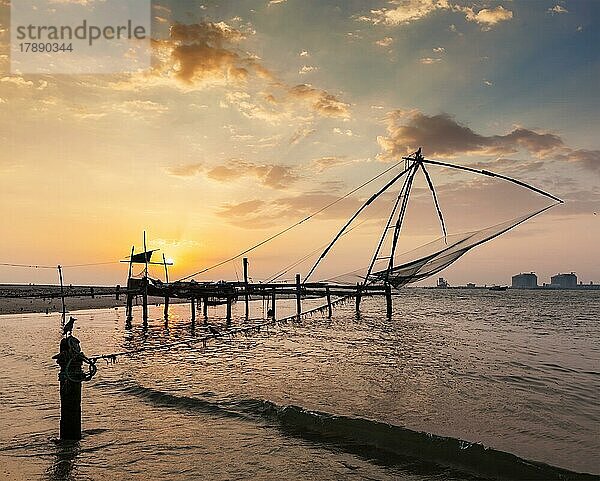 Kochi chinesische Fischnetze bei Sonnenuntergang. Fort Kochin  Kochi  Kerala  Indien  Asien