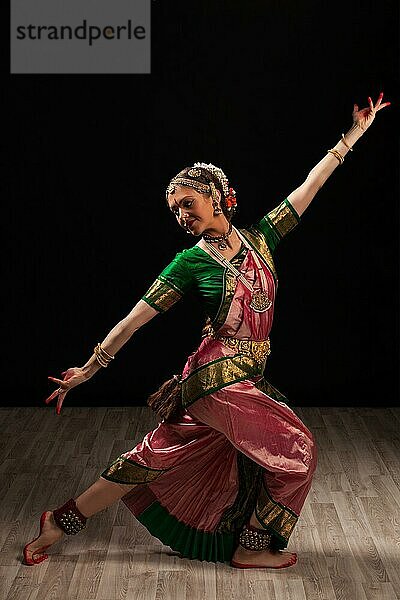 Junge schöne Tänzerin  Vertreterin des klassischen indischen Tanzes Bharatanatyam