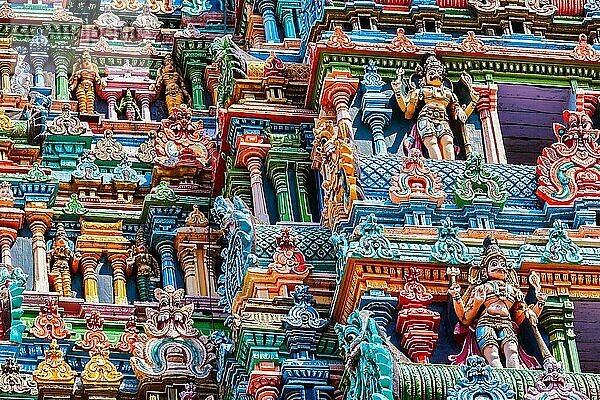 Skulpturen auf dem Gopura-Turm eines Hindu-Tempels. Meenakshi-Tempel  Madurai  Tamil Nadu  Indien  Asien