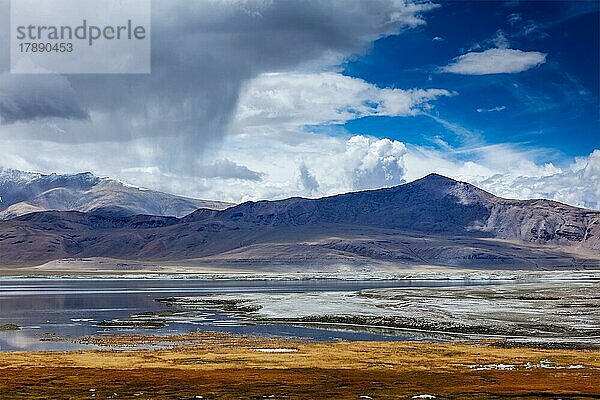 Tso Kar  schwankender Salzsee im Himalaya. Rapshu  Ladakh  Jammu und Kaschmir  Indien  Asien