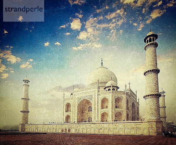 Vintage Retro-Hipster-Stil Reise Bild des Taj Mahal auf Sonnenaufgang. Indisches Symbol  Indien Reise Hintergrund mit Grunge-Textur überlagert. Agra  Indien  Asien