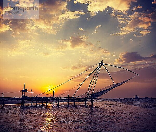 Vintage-Retro-Hipster-Stil Reise Bild von Kochi chinesische Fischnetze auf Sonnenuntergang. Fort Kochin  Kochi  Kerala  Indien  Asien