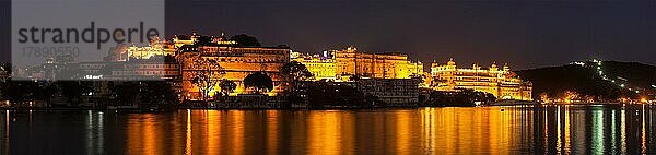 Romantischer Luxus-Indien-Reisetourismus  Stadtpalast-Komplex am Pichola-See in der Dämmerung  Udaipur  Rajasthan  Indien  Asien