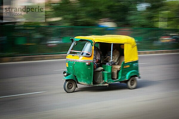 Indisches Auto (Autorikscha) Taxi auf der Straße. Bewegungsunschärfe. Indien