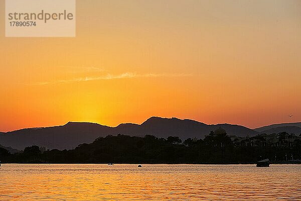 Romantischer Pichola-See bei Sonnenuntergang. Udaipur  Rajasthan  Indien  Asien