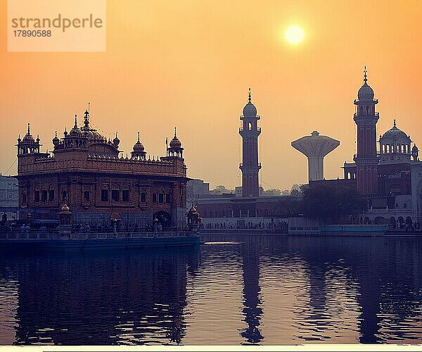Vintage Retro-Hipster-Stil Reisebild von Sikh gurdwara Golden Temple (Harmandir Sahib) auf Sonnenaufgang. Amritsar  Punjab  Indien  Asien