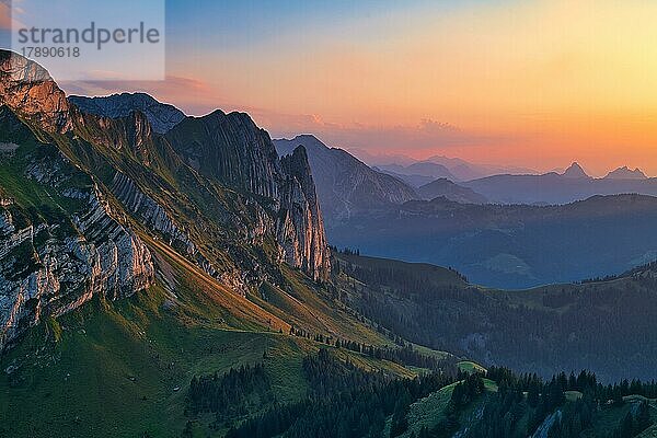 Berglandschaft bei Sonnenuntergang  Ausblick auf Glarnerland und Zentralschweiz  Kantone Glarus und Schwyz  Schweiz  Europa