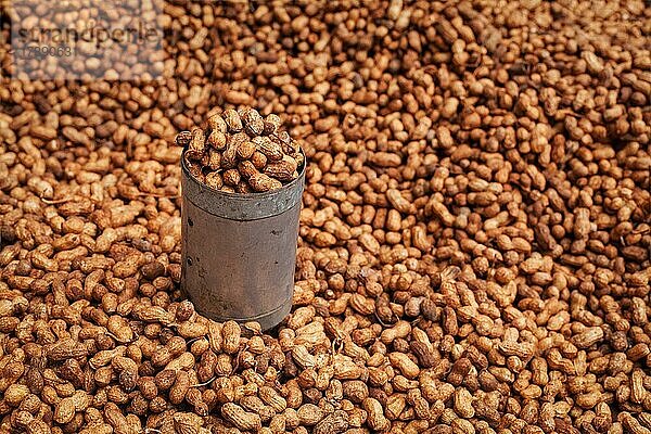 Frittierte Erdnüsse auf der indischen Straße verkauft