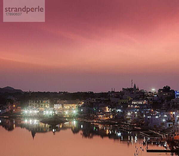 Heiliger Puskhar-See (Sagar) und Ghats der Stadt Pushkar in der Abenddämmerung  Rajasthan  Indien  Asien