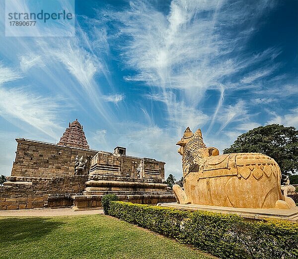 Hindu-Tempel Gangai Konda Cholapuram mit riesiger Statue des Stiers Nandi. Tamil Nadu  Indien  Asien