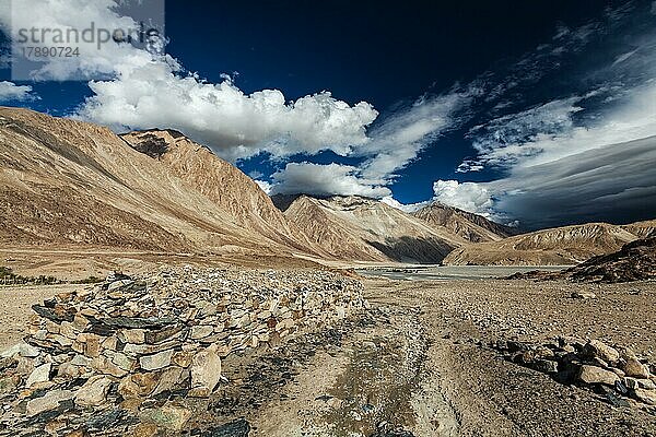 Himalaya-Landschaft im Nubra-Tal im Himalaya. Ladakh  Indien  Asien