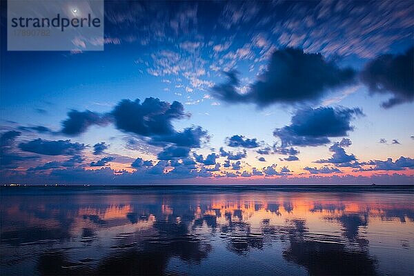 Tropischen Urlaub Urlaub Konzept Hintergrund  Sonnenuntergang am Strand von Baga. Goa  Indien  Asien