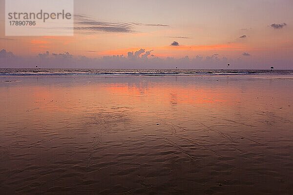 Sonnenuntergang am Strand von Baga. Goa  Indien  Asien