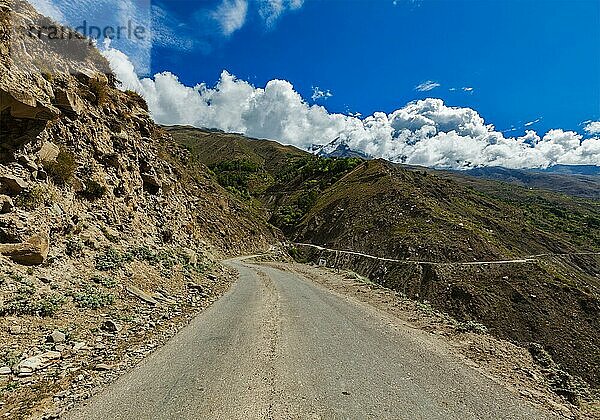Straße im Himalaya. Lahaul-Tal  Himachal Pradesh  Indien  Asien