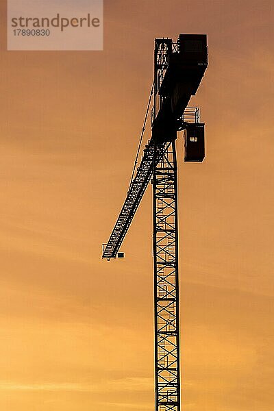 Baukran Silhouette im Himmel bei Sonnenuntergang. München  Deutschland  Europa