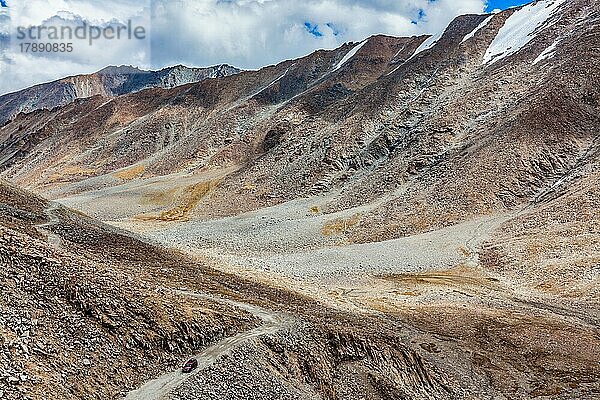Himalaya-Tallandschaft mit Straße in der Nähe des Kunzum La-Passes  des angeblich höchsten befahrbaren Passes der Welt (5602 m)  Ladakh  Indien  Asien