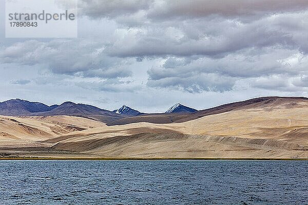 Himalaya-Bergsee im Himalaya Tso Moriri (offizieller Name: Tsomoriri Wetland Conservation Reserve)  Korzok  Changthang-Gebiet  Ladakh  Jammu und Kaschmir  Indien  Asien